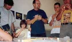 Jesús y varios alumnos prueban las flautas de pastor