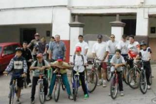 Grupo ciclista justo antes de salir de Blesa