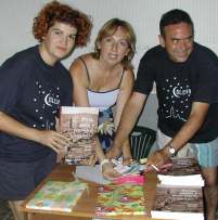 Miembros de la junta envolviendo libros para regalar