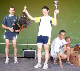 Ganadores locales con sus pollos