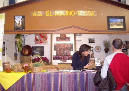 Carmen al frente de nuestro escaparate en la Feria Comarcal