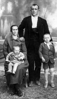 Fotografia [A00358] Juan Bartolo y Alicia Nuez con Jose Y Joaquin (Cedida por Isidro Magallon)
