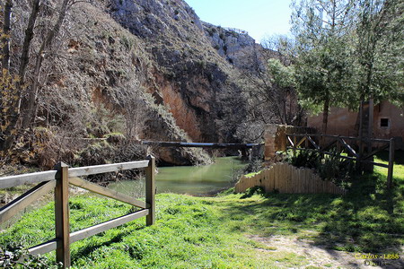 El Aguasvivas sale del estrecho del Hocino junto al molino de la Cueva en Blesa