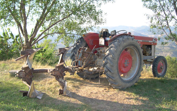 Arado con vertedera montado en tractor