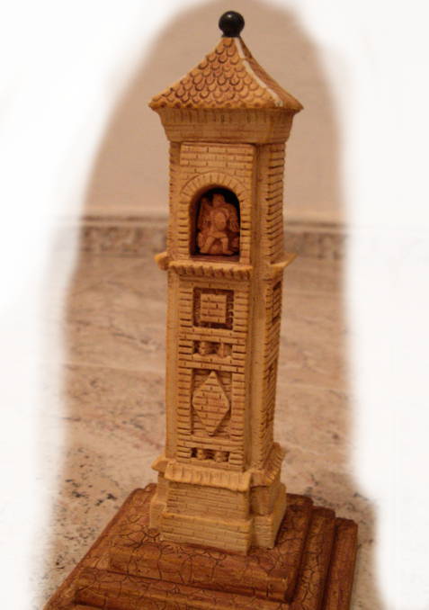 Precisa miniatura del peirón construída y vendida hace unos años por la asociación cultural Castillo de Peñaflor de Huesa.