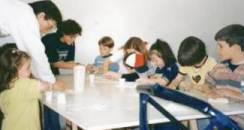 Talleres de manualidades infantiles, organizados en Semana Santa de 2000.