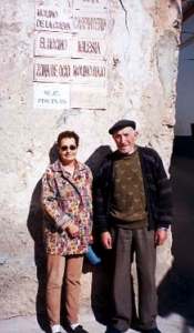 Marielle y Pablo junto a los carteles indicadores colocados para la ocasión