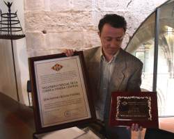 Recogiendo el diploma en nombre de D. Antonio