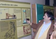 Joaquín Campo, enseñando una de las exposiciones organizadas y montadas por él, en Loscos, el pasado invierno.