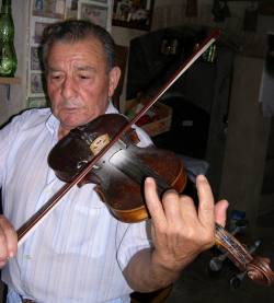 José Nuez, músico tradicional, natural de Josa, recientemente desaparecido para la cultura popular de Aragón.  Clic para ampliar