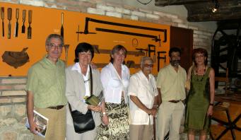 Autores, acompañantes y la alcaldesa de Blesa en el Museo de la Carpintería de Blesa (foto FJLA)