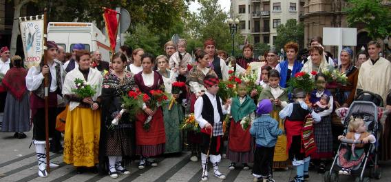 Grupo de blesinos vestidos con trajes aragoneses.  Foto de Pablo Sánchez.   Clic para ampliar