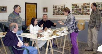 Los imprescindibles colaboradores de esta actividad: quienes determinan los tipos de setas y evitan sorpresas.  Foto de Raúl y Susana
