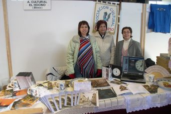 Noelia, Carmen y Sonia al pie del cañón, mostrando lo que Blesa ofrece a quienes la visitan