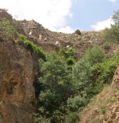 Visitantes ascendiendo al mirador del Hocino