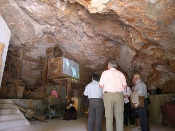 Visitantes en el molino de la Cueva, con audiovisual y muy adornado.