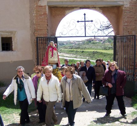 Portando la imagen de esta Virgen María