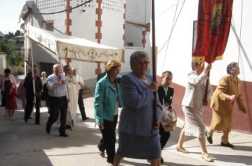 Manteniendo las tradiciones.  El niño que realizó la primera comunión participando en la procesión.  Foto  Titín Salas