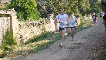 Momento de la carrera, encabezando a los corredores locales Pedro Luis