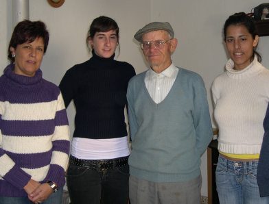 La tutora y dos investigadoras junto al blesino Tomás Sanz