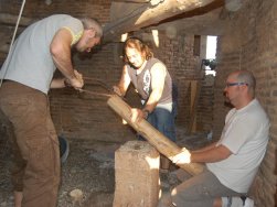 Preparando un nuevo soporte para el campano.  Foto P.Arqued
