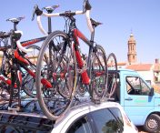 La pista deportiva se llenó de color, bicis y coches de la prueba