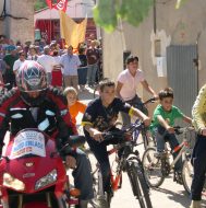 Cuatro niños hicieron la salida de honor un momento antes que los ciclistas