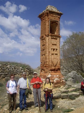 Ante el peirón de S. Miguel, el más alto de Aragón.