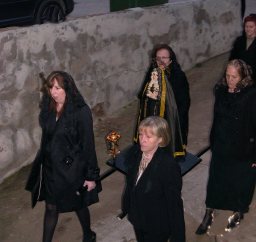 El paso con María de luto