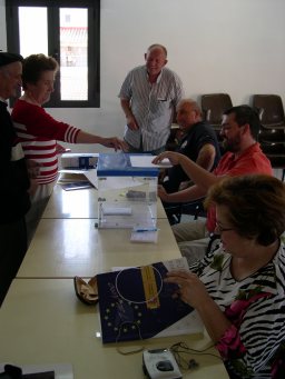 Los primeros votantes de la mañana