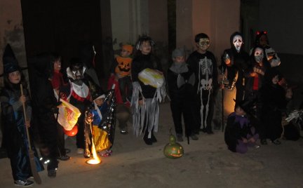 El grupo de monstruitos que se congregó en la plaza de Blesa