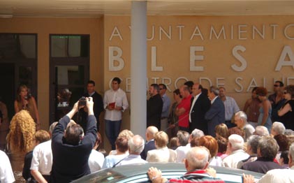 Los concejales y el obispo