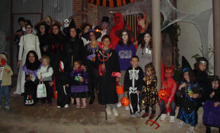 Niños disfrazados de muertos, brujas, monstruos, etc.