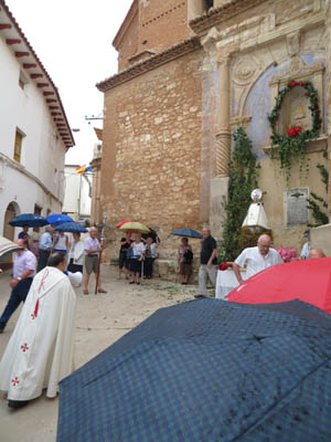 Mosén Avelino dirigiendo a los fieles parroquianos