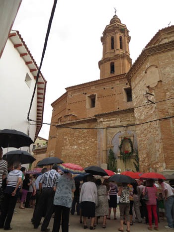 Un nutrido grupo ante el altar exterior