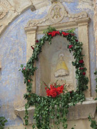 Restos de un viejo altar a la virgen María (de la Aliaga) en Blesa (Teruel)