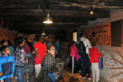 Visita de escolares de Escucha al museo de la carpintería y fragua. Blesa (Teruel)