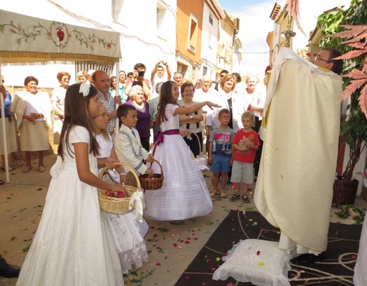 La iglesia necesita una reparación. Descochados por la humedad.