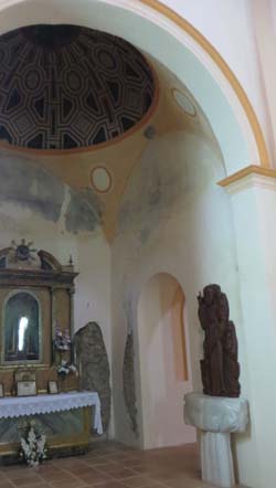 La iglesia necesita una reparación. Descochados por la humedad.