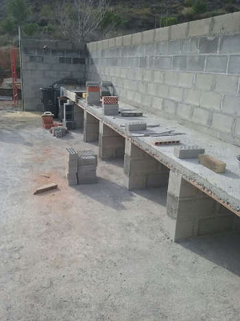 Construcción de unas barbacoas.