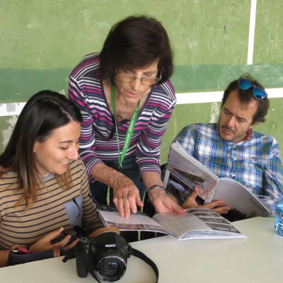 Leyendo la revista El Hocino