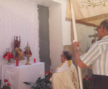 Ante un altar vecinal, nuestro sacerdote