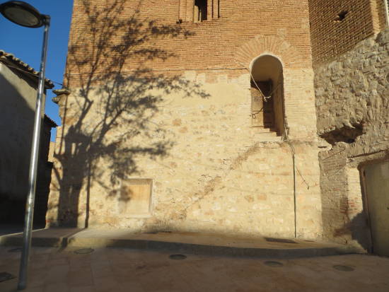 Adorno de torre barroca, cornisa de ladrillos macizos en Blesa (Teruel)
