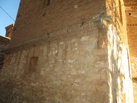 Adorno de torre barroca, cornisa de ladrillos macizos en Blesa (Teruel)