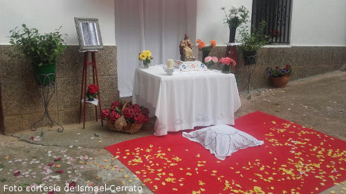 Altar en la calle de Blesa (Teruel), en 2018