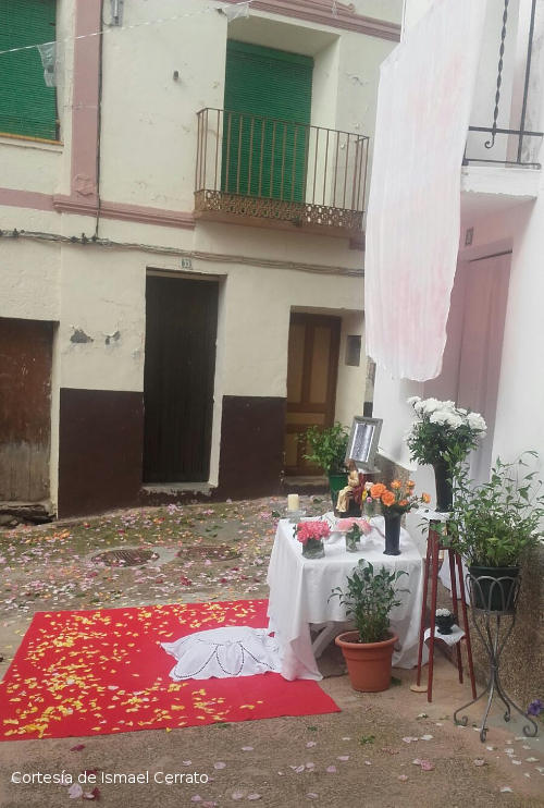 Altar en la calle de Blesa (Teruel), en 2018