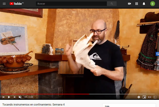 Jesús Martínez toca un instrumento al día, más que curiosos en algún caso.