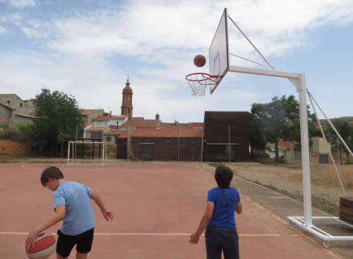 Nuevas canastas de baloncesto en Blesa.