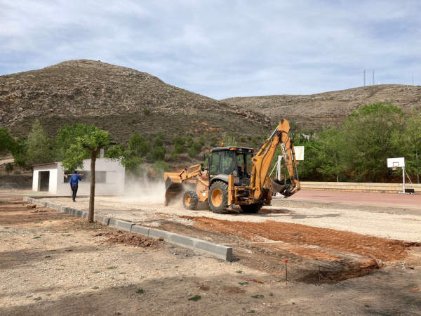 Obras de una pista de pádel en Blesa (Teruel).