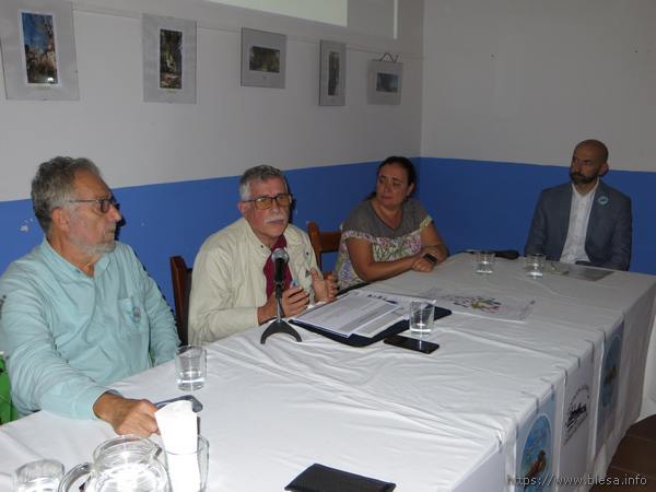 Huesa del Común(Teruel) el 2 de septiembre de 2023. Conferencia, nueva cultura del agua. Pedro Arrojo. Mariano Mérida. Asociación Río Aguasvivas limpio. Contaminación Nitratos.